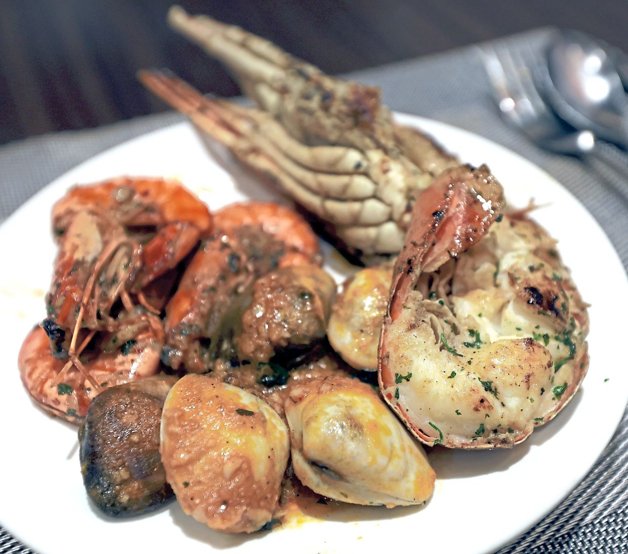 (Clockwise from top) Grilled Sabah lobster, clams and tiger prawns from Latest Recipe’s dinner buffet.