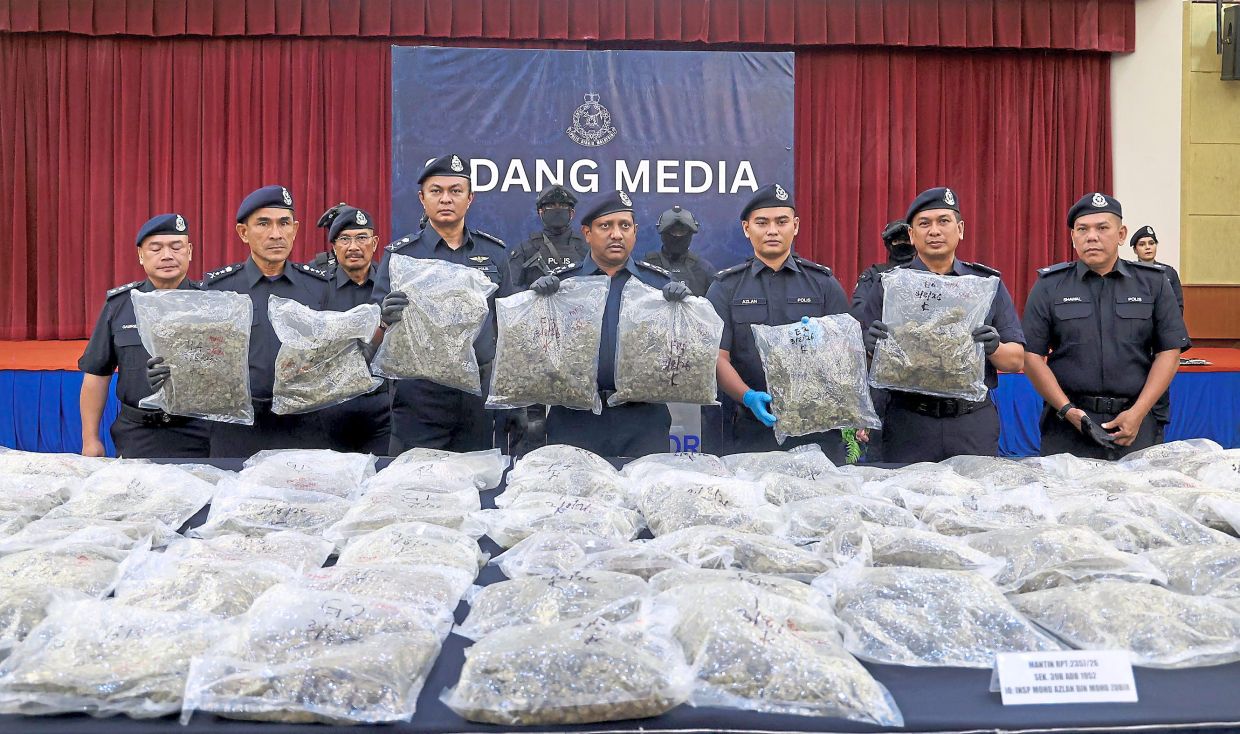 Busted: Comm Hussein (third from right) said at the press conference that the operation also rescued four foreigners from being further exploited and used as drug mules by the syndicate. — KK SHAM/The Star