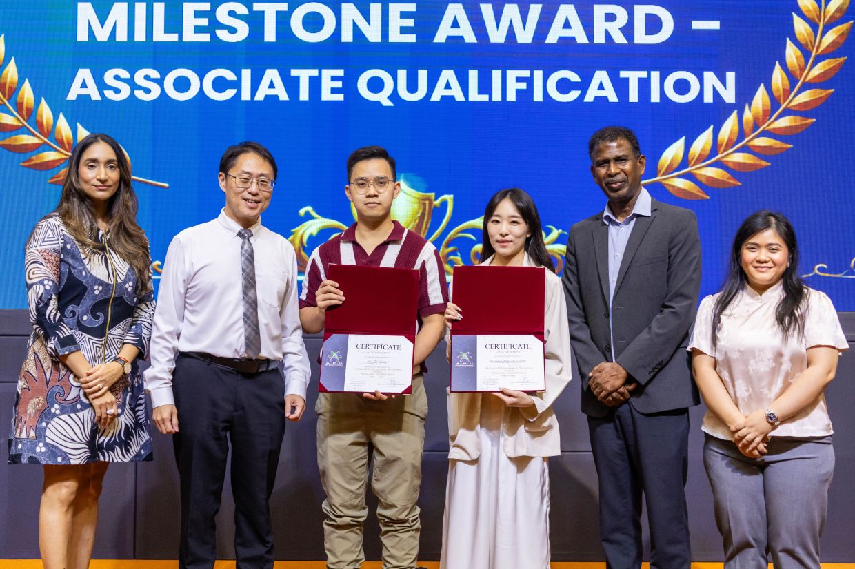 (From left to right) IFoA South-East Asia regional manager Prisheeni Prakas; APU vice-chancellor Prof Dr Ho Chin Kuan; Soo; Wong; APU SoMAQS head Assoc Prof Dr Rajasegeran Ramasamy; and IFoA business development manager Natasha Noor.