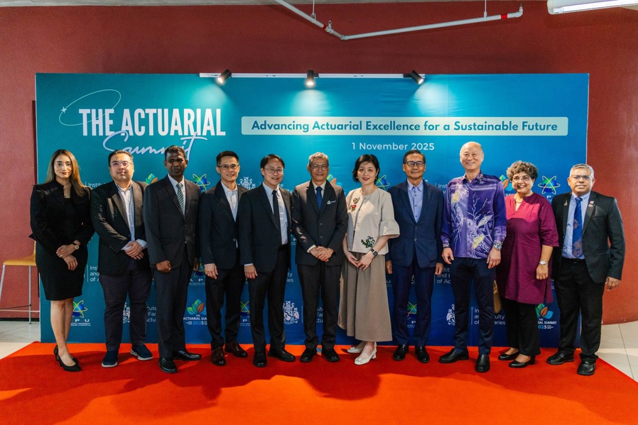 (From left to right) IFoA South-East Asia regional manager Prisheeni Prakas, Malaysia Life Reinsurance president and chief executive officer Patrick Cheah, APU SoMAQS head Assoc Prof Dr Rajasegeran Ramasamy,AIA General Berhad chief executive officer Gary Hoo, APU vice-chancellor Prof Dr Ho Chin Kuan, Higher Education Ministry deputy director-general Dr Shamsuri Abdullah, Etiqa Life Insurance Berhad chief executive officer Leong Su Yern, General Insurance Association of Malaysia (PIAM) chairman Ng Kok Kheng, PIAM chief executive officer Chua Kim Soon, MNRB Holdings Berhad senior vice president and group chief finance officer Sharmini Perampalam and APU chief innovation, enterprise & sustainability officer Prof Dr Vinesh Thiruchelvam poses for a group photo with the organisers, industry leaders and actuarial science professionals during the opening ceremony of the Actuarial Summit 2025 at APU.