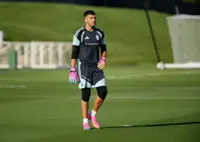 Soccer-Man City sign goalkeeper Rulli from Marseille