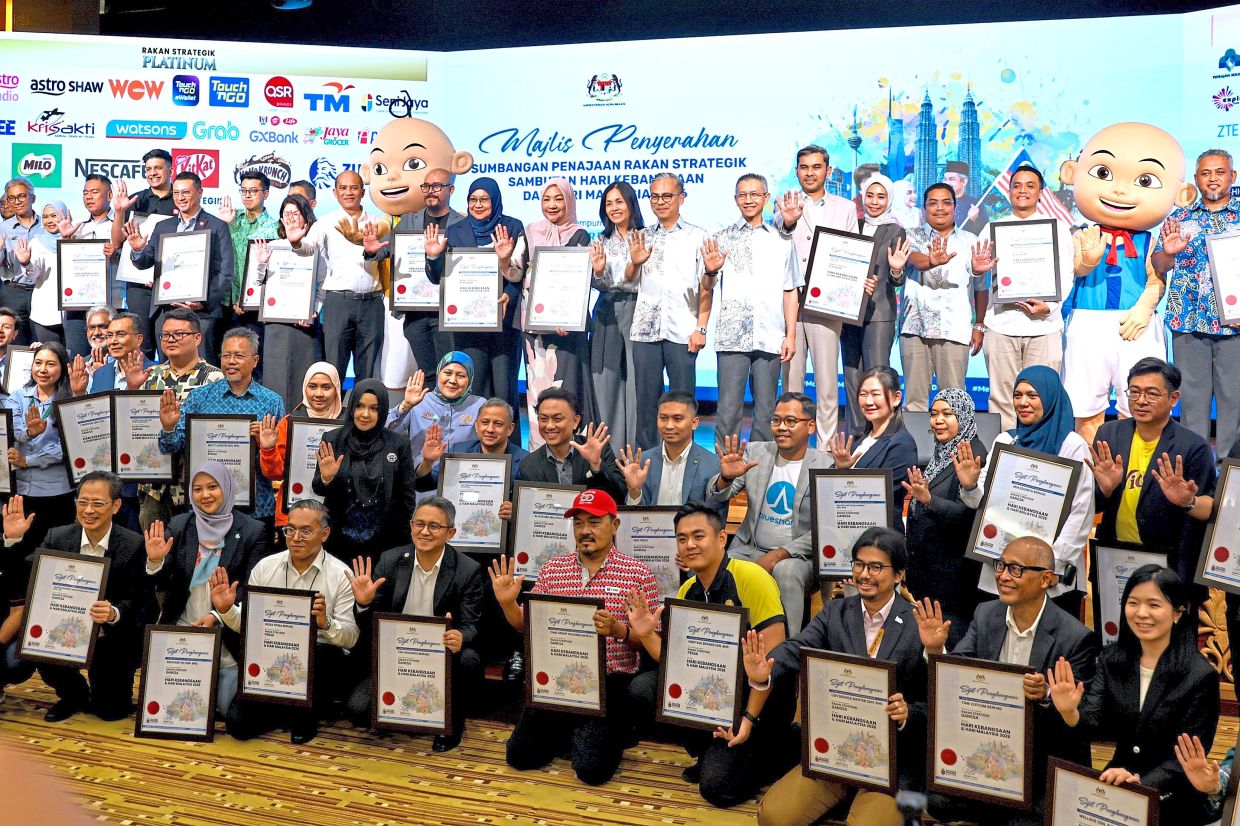 Solid collection: Fahmi (sixth from right, top row) posing with sponsor representatives at the sponsorship donation presentation ceremony for the 2026 National Day and Malaysia Day celebrations at Menara Komunikasi in Putrajaya. — Bernama