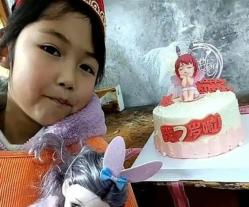 Xinlei celebrating her seventh birthday. Her mother recently shared with the media that medical tests have confirmed Xinlei’s remarkable recovery and good health. - Baidu