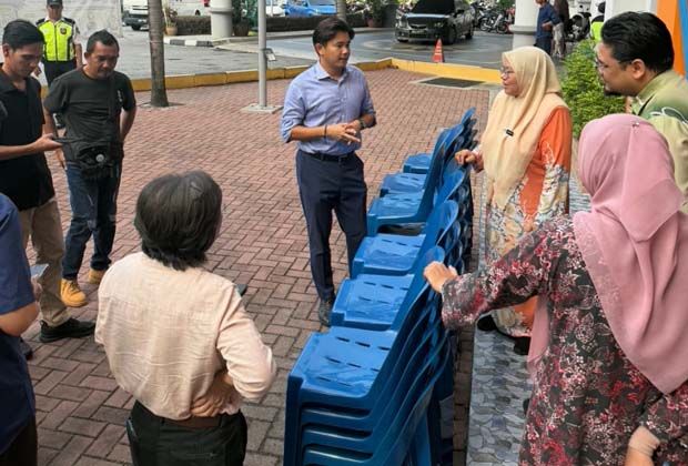 MCA donates 100 chairs to Taiping Hospital after people seen sitting on floor