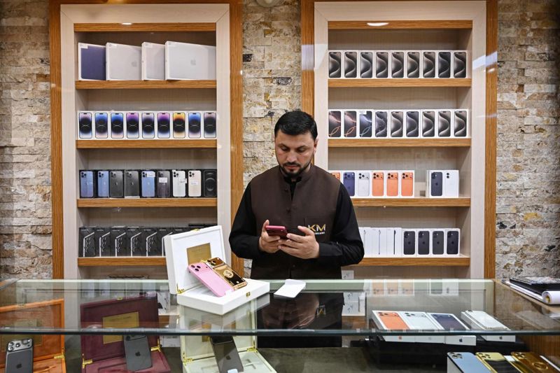 Afghan students divided over smartphone ban at universities