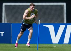 Soccer-Manchester City's Anderson eager to repay record fee with silverware