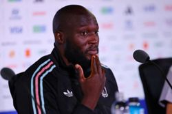 Soccer-Fenerbahce sign striker Lukaku from Napoli