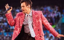 Harry Styles shows that men can turn the concert stage into a fashion runway too