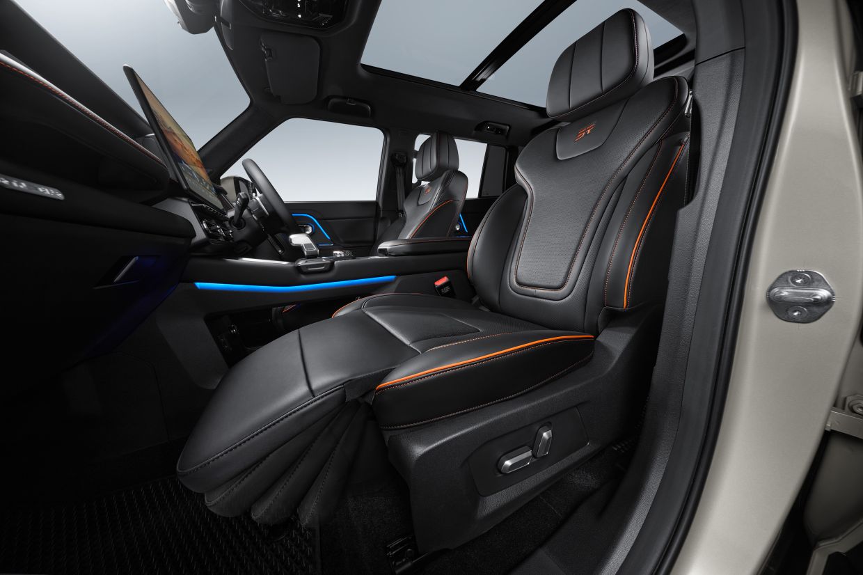 T1 front passenger seat comes with a leg rest.