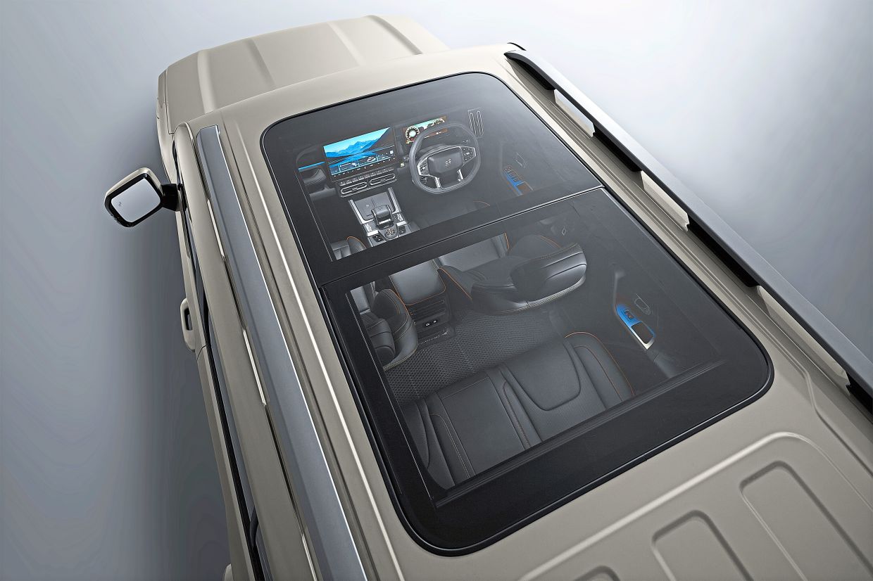 The 2.0 XWD variant features a panoramic sunroof.