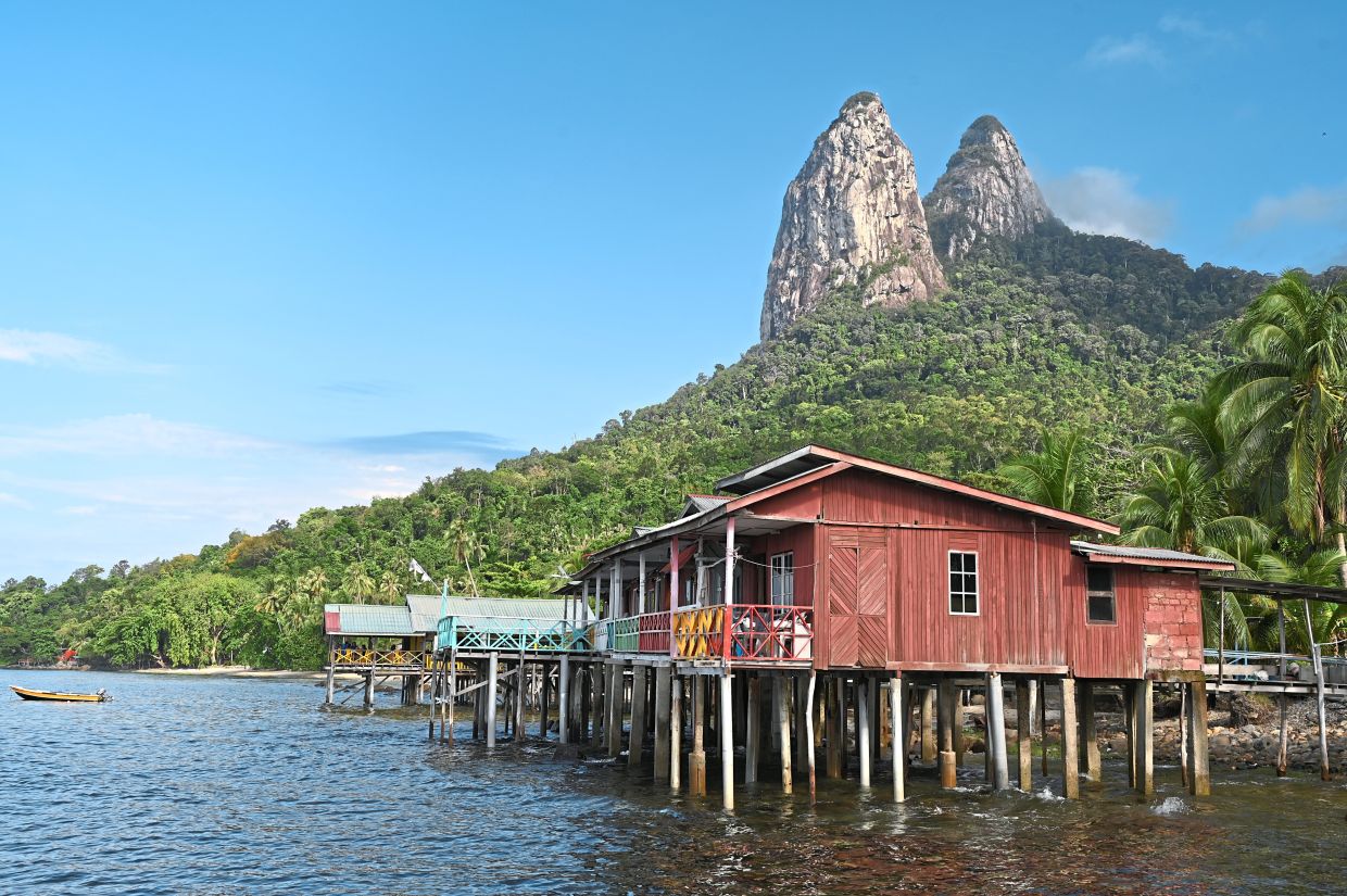 Kampung Mukut’s pristine environment draws nature lovers, thrill-seekers, and travellers in search of a quiet, rustic escape.