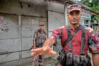 Neighbours in standoff over migrants