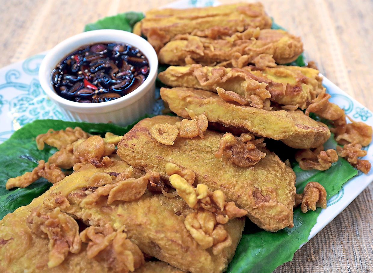 Deep-fried ‘tempe mendoan’ is best relished with ‘kecap manis’.