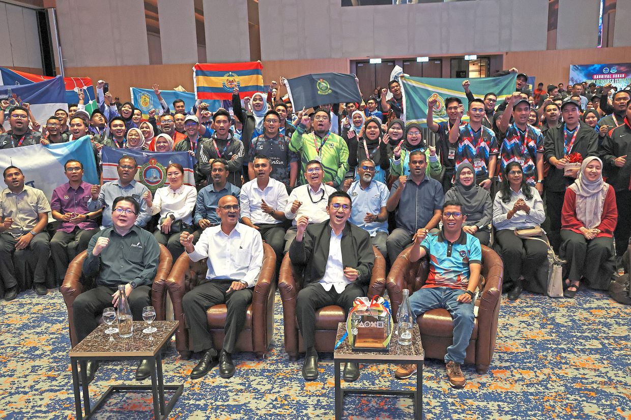 H’ng (seated, second from right) and Rajendran (on his right) with representatives of local council teams participating in the Mala sports carnival in Penang.