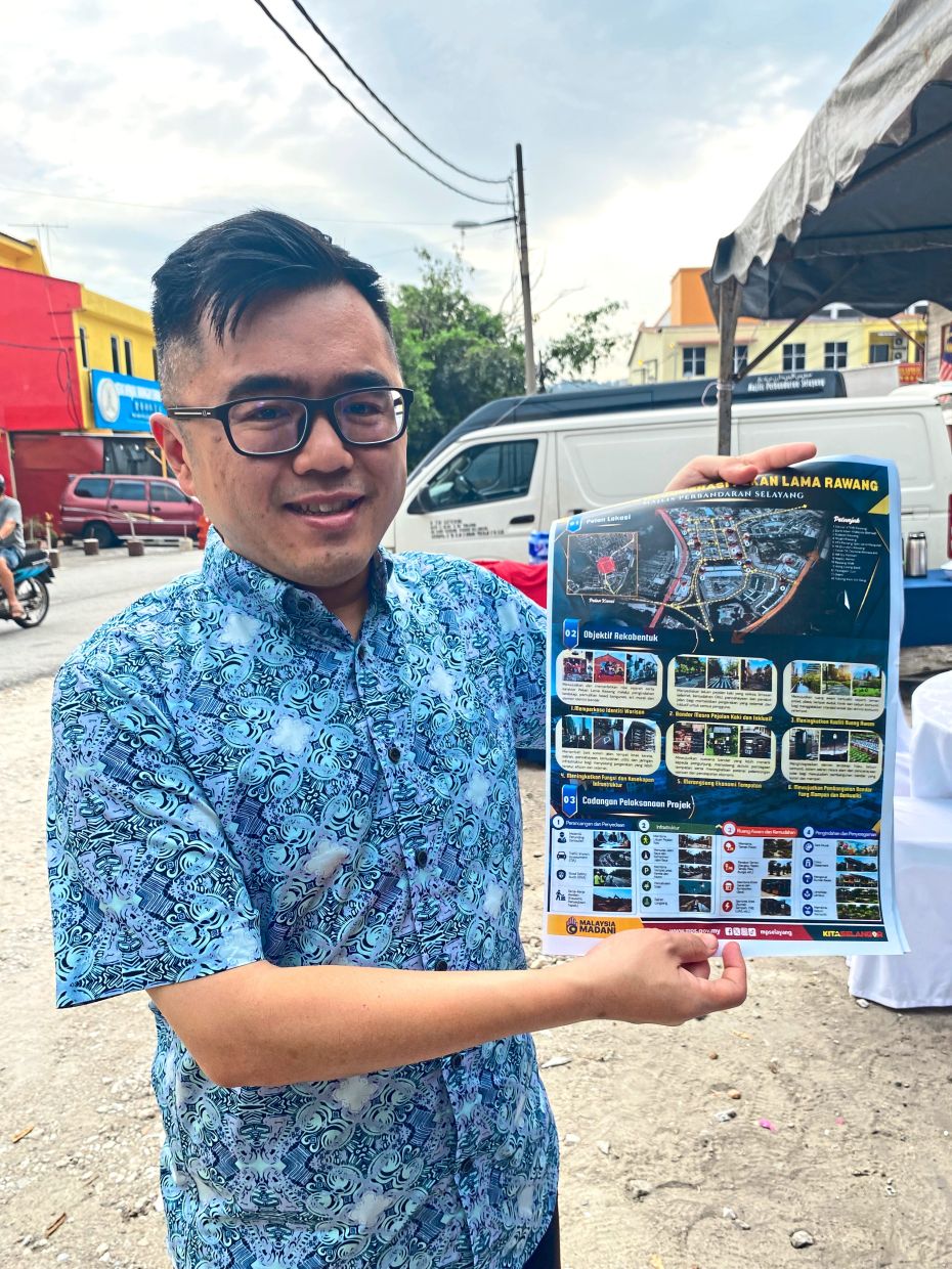 Chua showing the Pekan Lama Rawang rejuvenation plan.