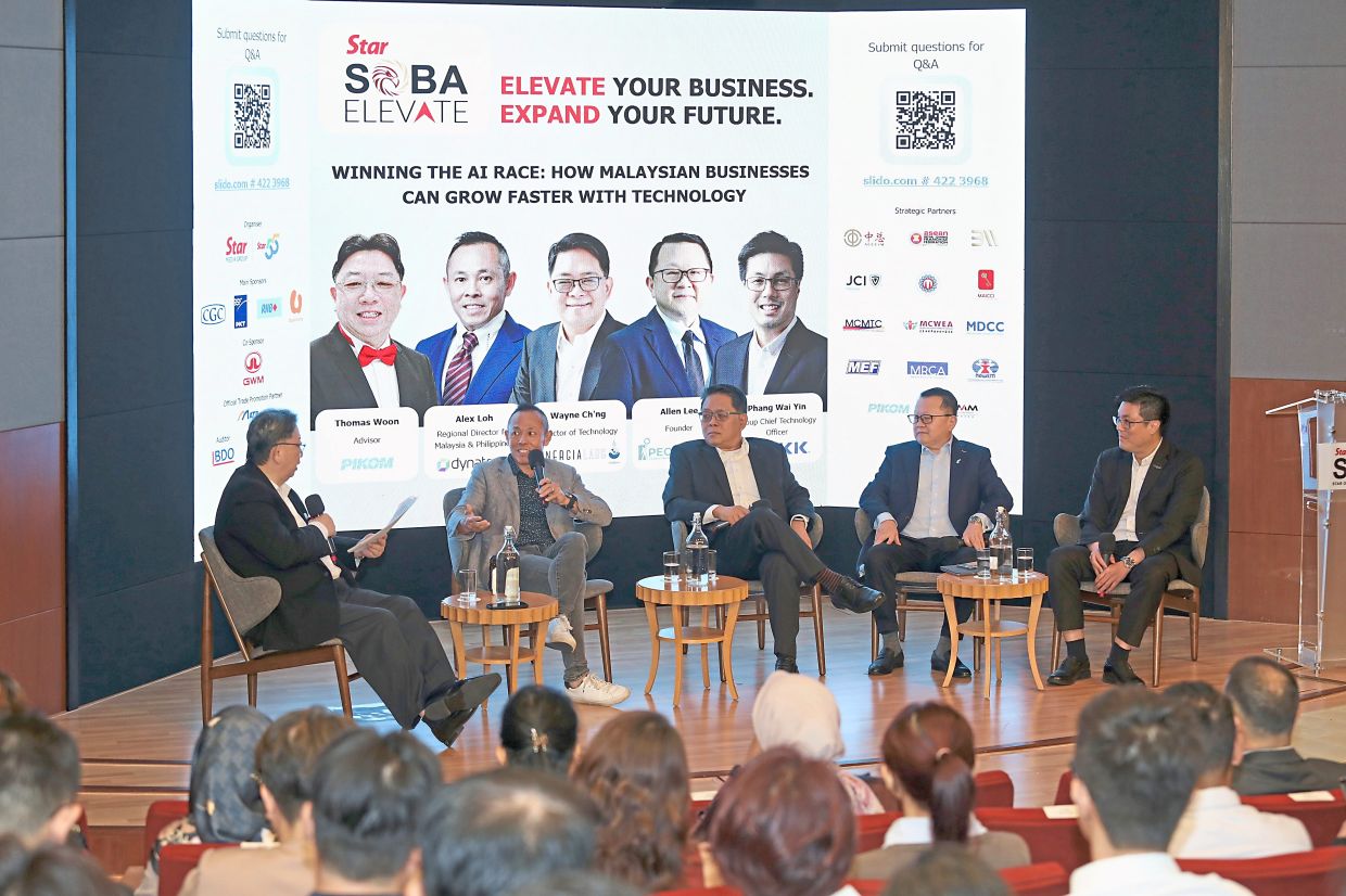 Deep discussions: Woon (far left), (from third left) Ch’ng, Lee and Phang listening to Loh’s (second from left) views on AI. 