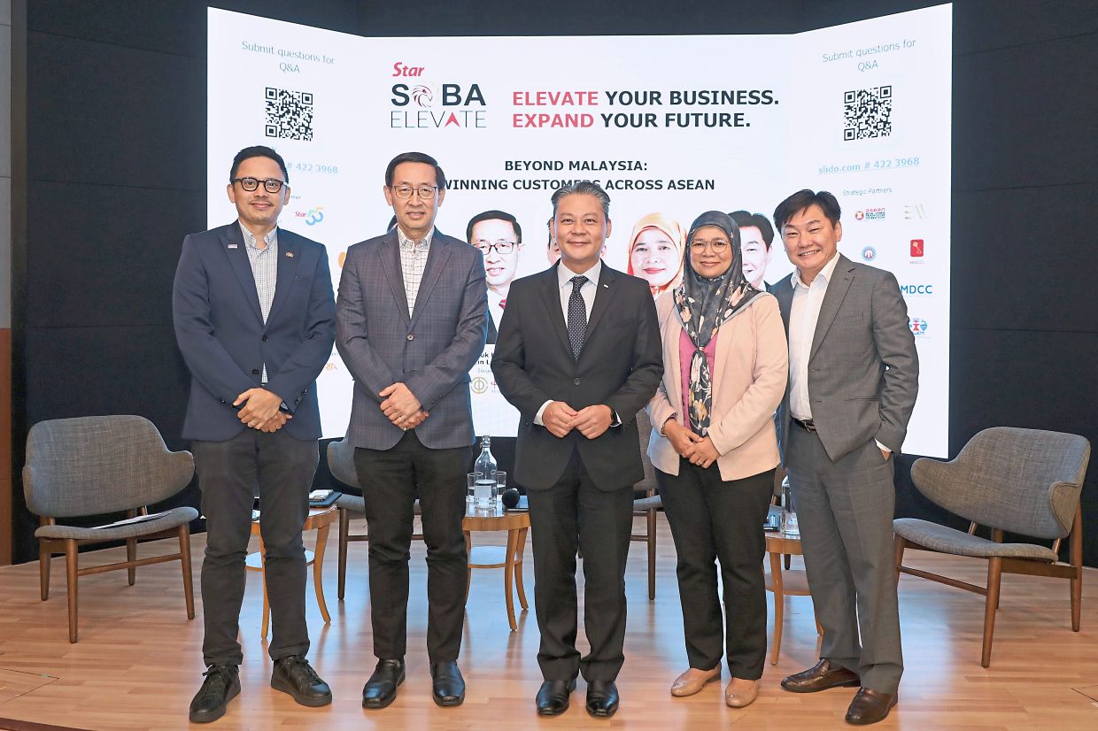 Cross-border plans: Dr Afendi, Koong, Lim, Noor Hayati and Ng pose for a pic after the second discussion. 