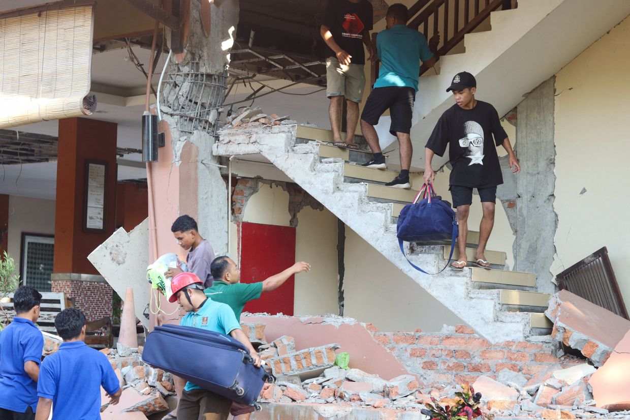 People evacuate from a building collapse at Jayakarta hotel following an earthquake of magnitude 7.7, in Labuan Bajo, East Nusa Tenggara, Indonesia, Aug 15, 2026. - Photo: Reuters