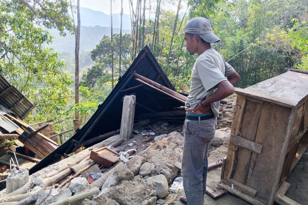 A man examines the damage to a building following an earthquake in East Manggarai, East Nusa Tenggara province, Indonesia, Saturday, Aug 15, 2026. - Photo: AP 
