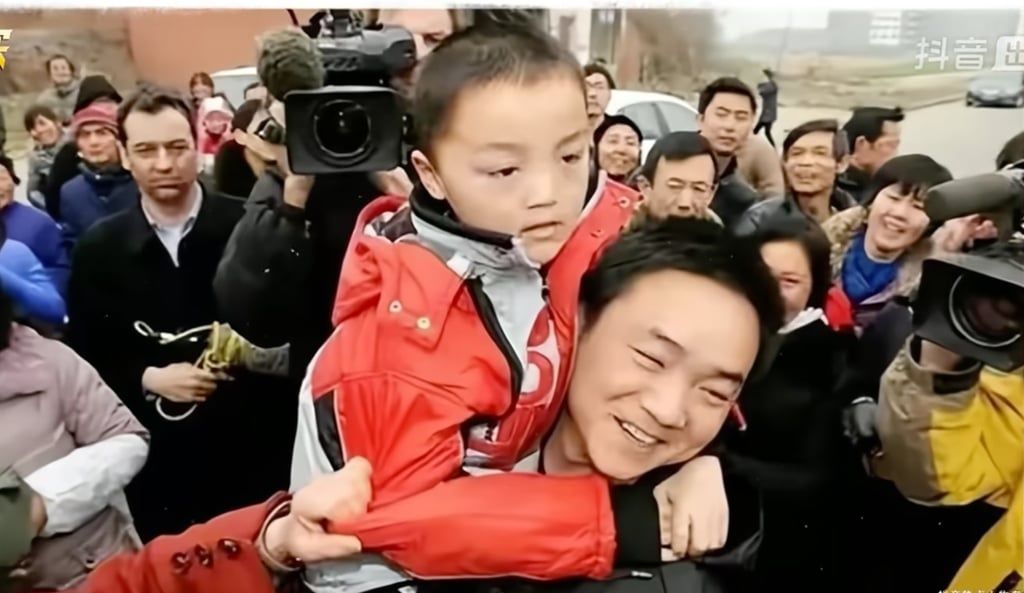When police located Wenle in the abductor’s village, the six-year-old remarkably recognised his father, despite three years apart. This emotional reunion drew significant attention from both national and international media outlets. - Photo: Douyin