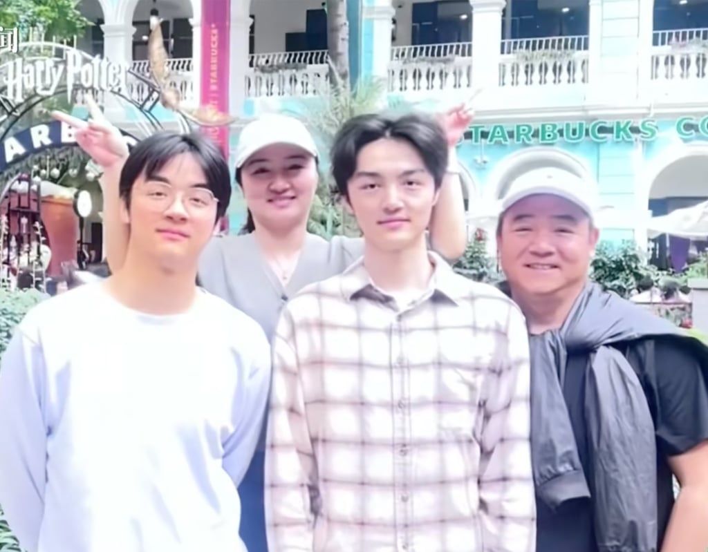 A joyful family moment featuring Wenle, second from right, his parents, and his younger brother, who was born after his abduction, highlights their cherished bond. - Photo: Douyin