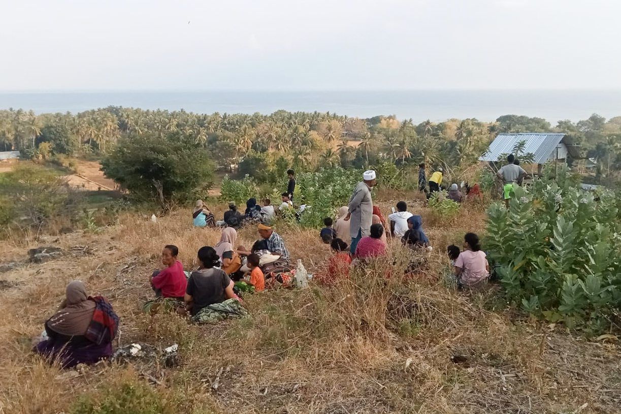 People evacuate to higher ground following an earthquake in East Manggarai, East Nusa Tenggara province, Indonesia, Saturday, Aug 15. - Photo: AP 