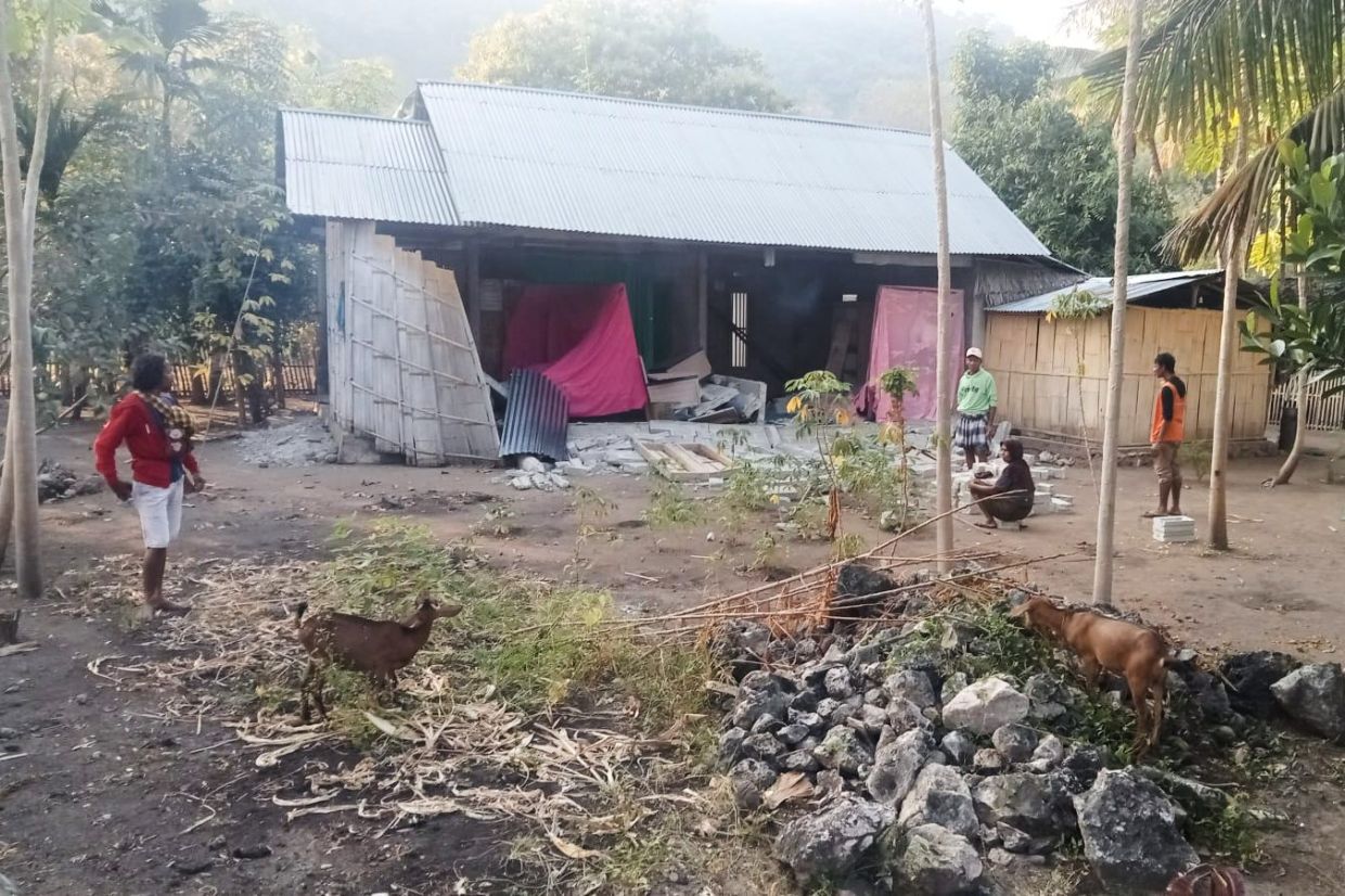 People examine a house damaged in an earthquake in East Manggarai, East Nusa Tenggara province, Indonesia, Saturday, Aug15, 2026. - Photo: AP