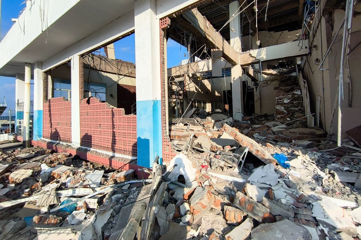 A view of a heavily damaged building at L. Say port following an earthquake in Maumere, Sikka, East Nusa Tenggara province, Indonesia, on Saturday, August 15, 2026. -- Photo: REUTERS