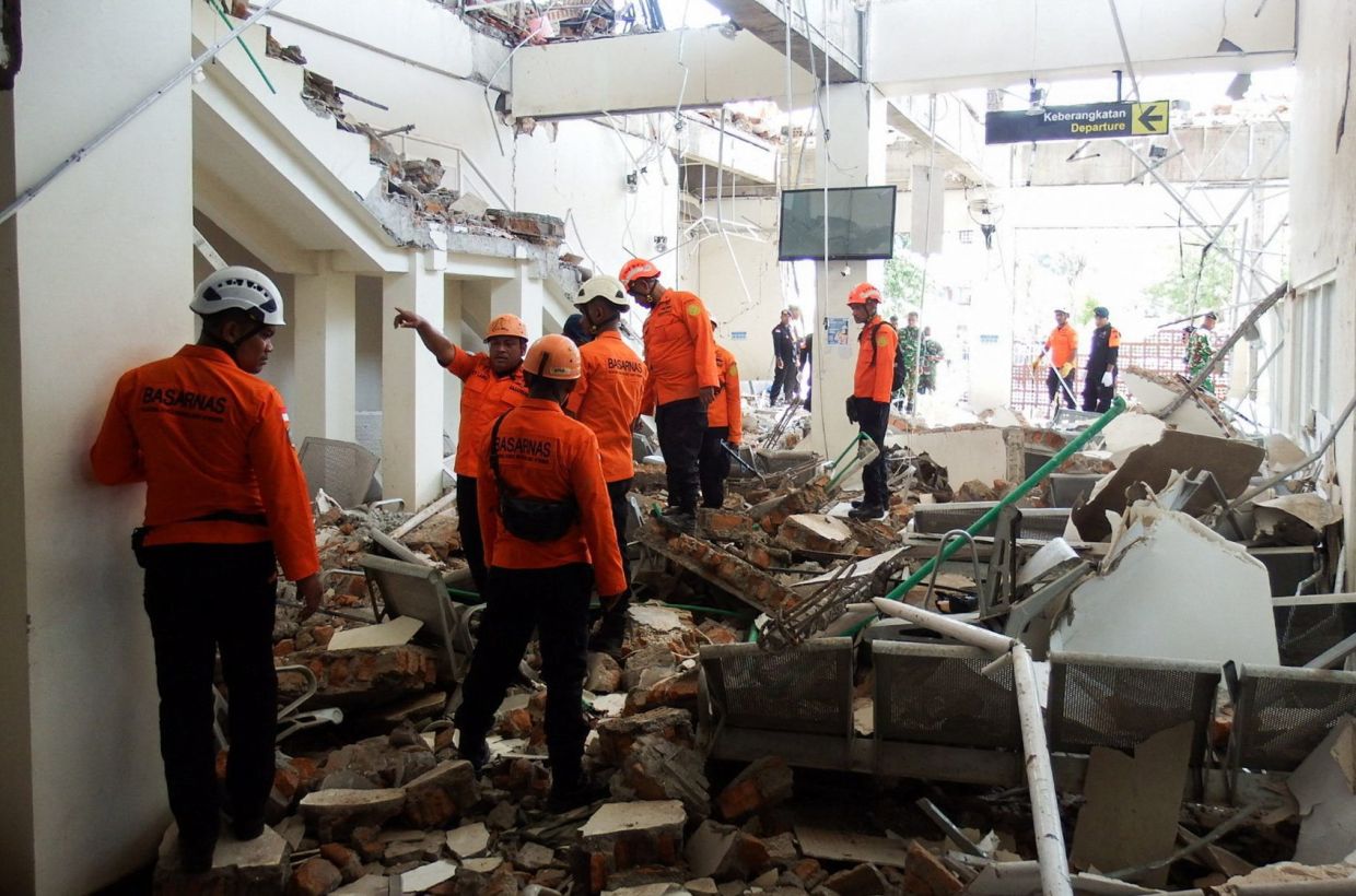 Rescuers inspect a heavily damaged building at L. Say port following an earthquake in Maumere, Sikka, East Nusa Tenggara province, Indonesia, on Saturday, August 15, 2026. -- Photo: REUTERS/Willy Kurniawan
