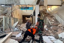 ‘Like we were on a trampoline’: Indonesia quake kills 38, thousands flee