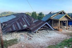 Rescuers search for survivors as Indonesian deadly quake death toll rises to 47