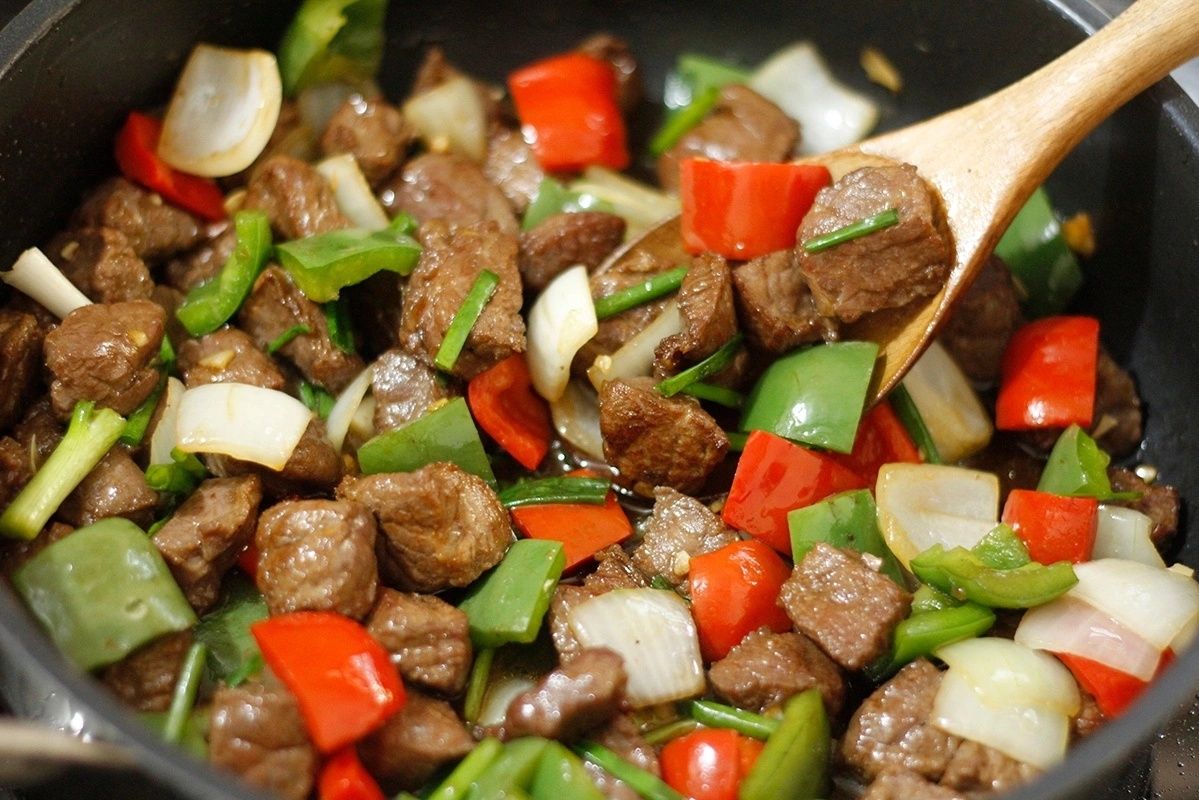 Bo luc lac features beef cubes sautéed with bell pepper and onion. -- Photo by VnExpress/Bui Thuy