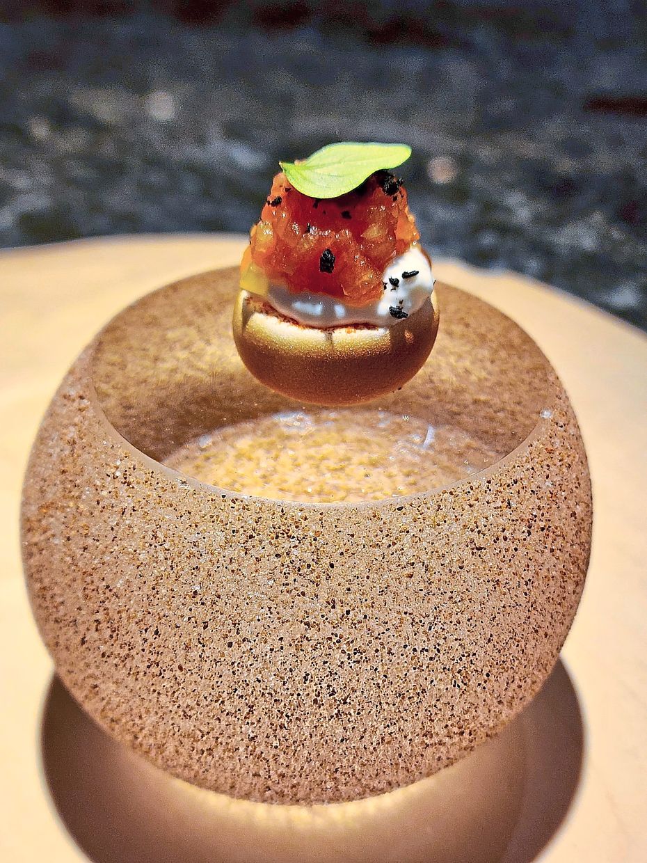 The tomato tart harnesses from pizza’s DNA but turns it on its head with the introduction of Indian tomato chutneys.