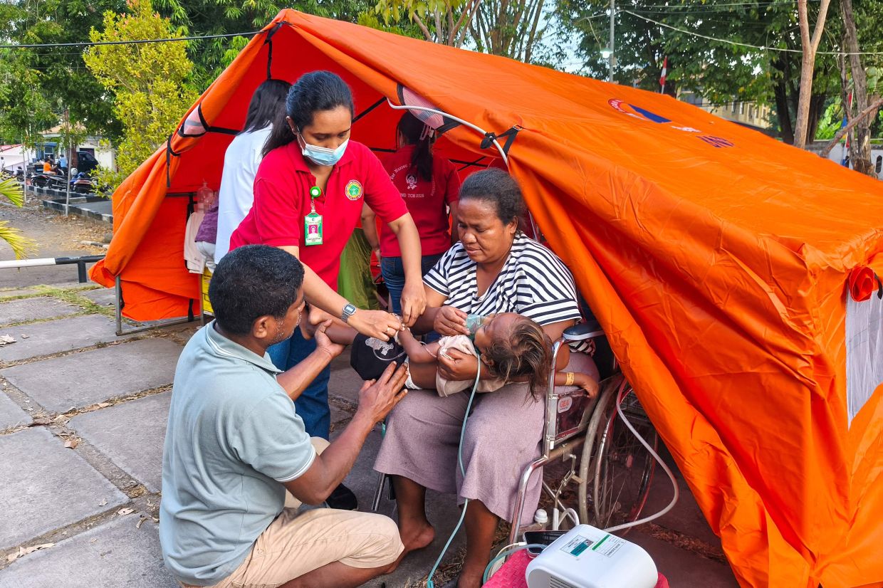 Indonesia earthquake leaves 53 dead and forces thousands to evacuate