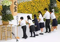 Minister visits war shrine, PM stays away