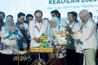 PKR congress wraps up with birthday cake for Anwar, flowers for 'Puteri Reformasi', Wan Azizah