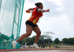 Sasha holds nerve to win discus gold