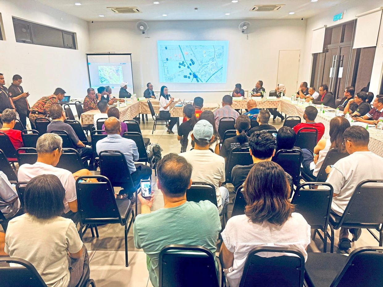 Bandar Tropicana Aman residents talking about open burning near their neighbourhood at a townhall. — FARID WAHAB/ The Star