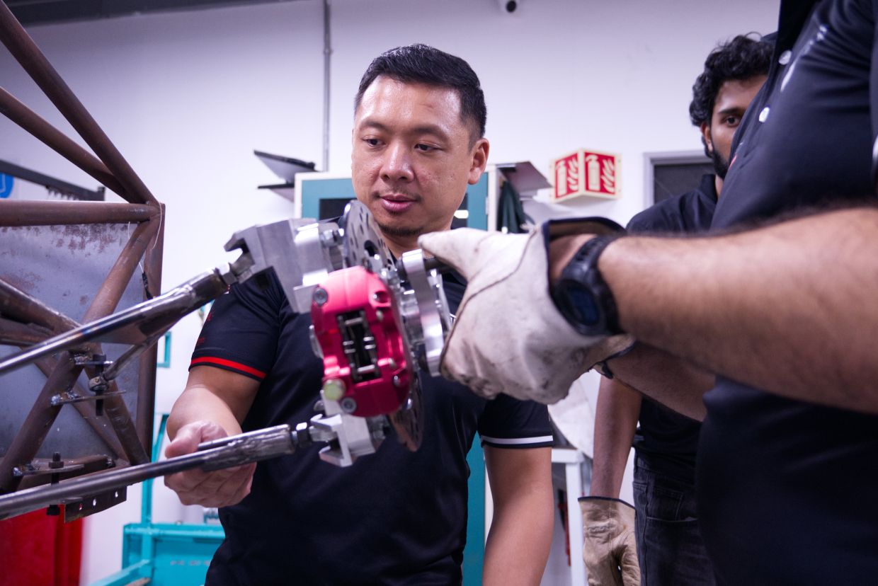 Choo mentoring students at the Innovation and Prototyping Laboratory, where classroom learning is translated into hands-on engineering projects and competition-ready innovations.