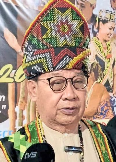 Keningau MP Datuk Seri Dr Jeffrey Kitingan speaking at the PHOAS 2026 celebration in Kampung Rantai, Tambunan.