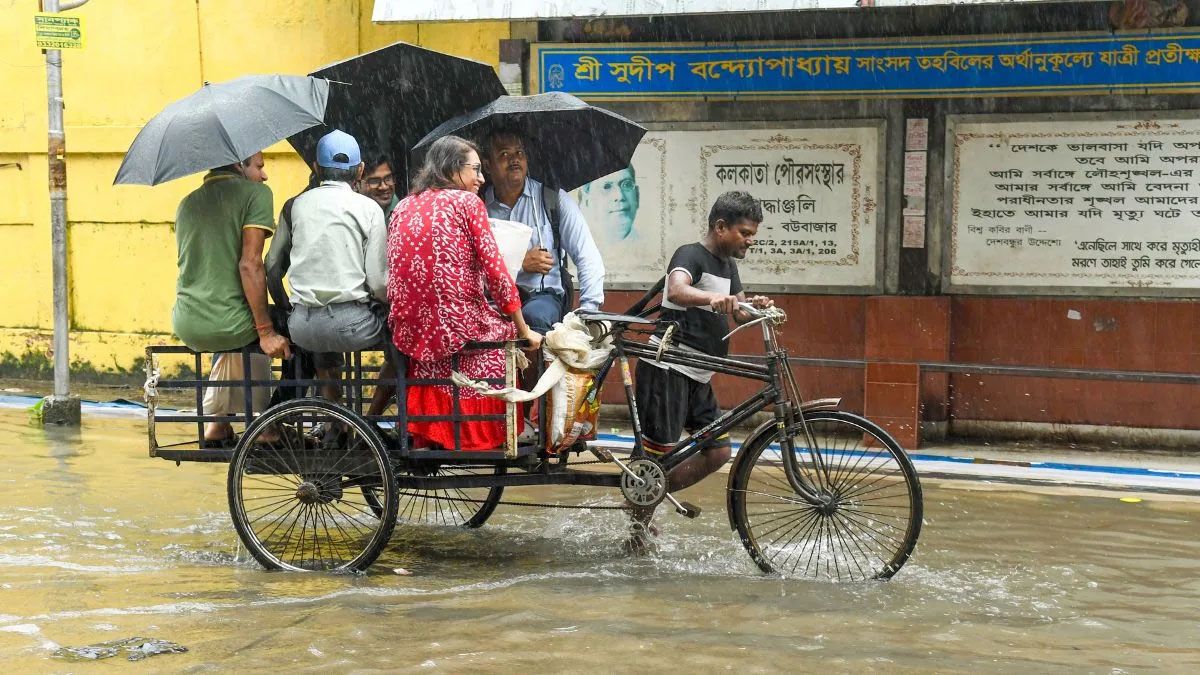 भारी बारिश से कोलकाता अस्त-व्यस्त, जलभराव से यातायात बाधित; मौसम विज्ञानियों ने और अधिक तीव्र वर्षा की भविष्यवाणी की है