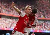 Soccer-Arsenal humble Man City to win Community Shield
