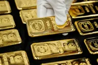 Gold gains on weaker dollar, reduced Fed rate-hike bets