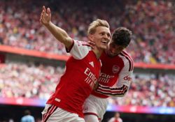 Soccer-Arsenal humble Man City to win Community Shield