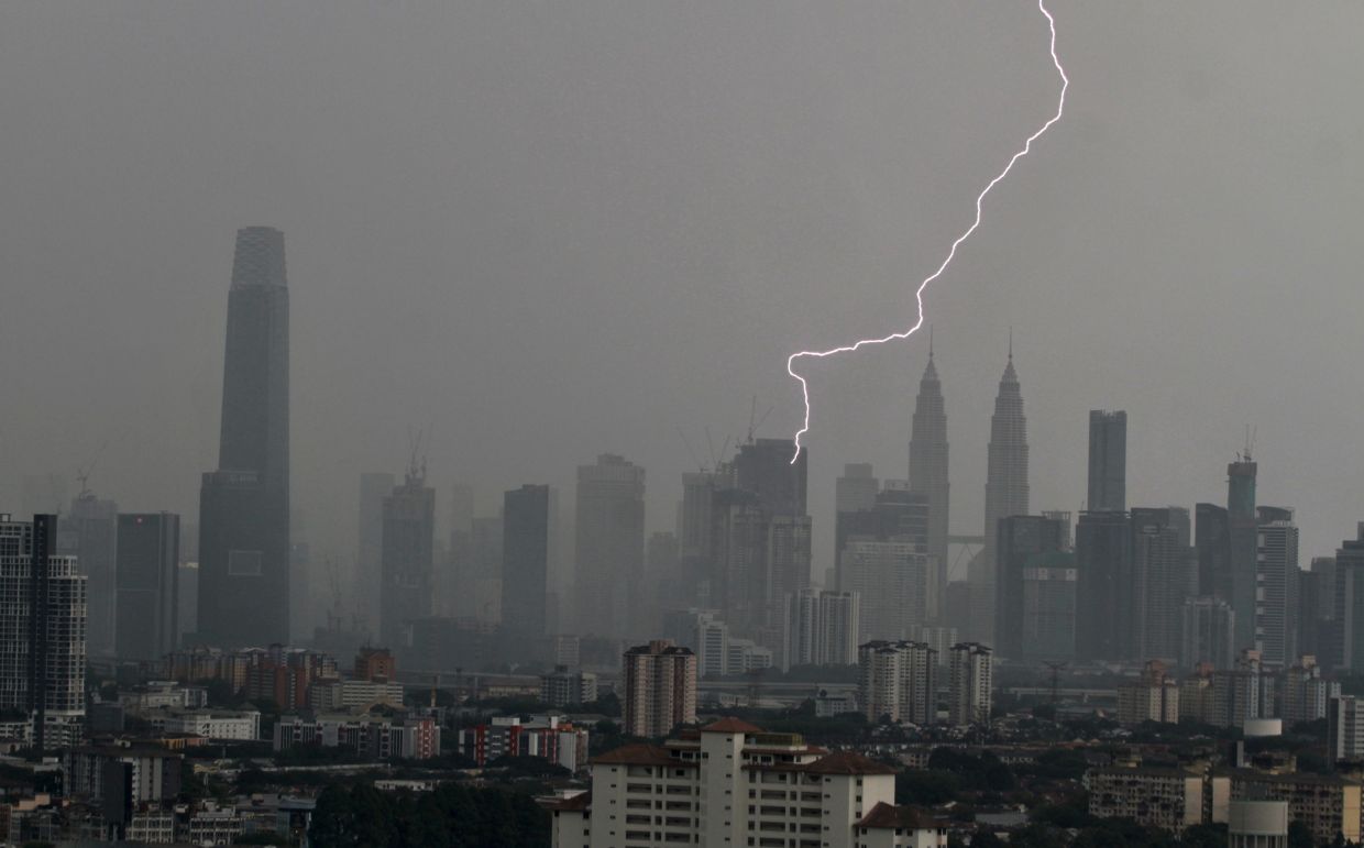 Thunderstorms and heavy rain forecast for five states, KL and Putrajaya ...