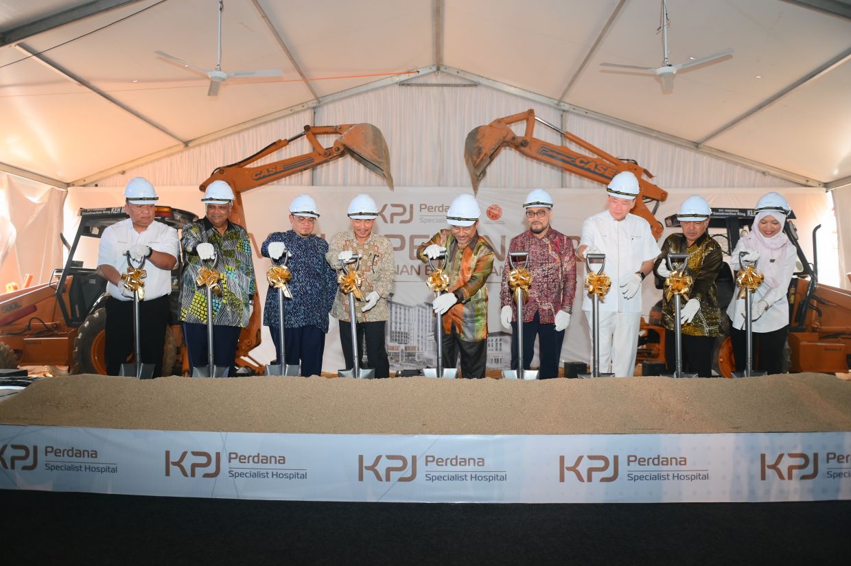(Centre)Kelantan Mentri Besar Datuk Mohd Nassuruddin Daud accompanied by (fourth from left) KPJ Healthcare chairman Tan Sri Dr Ismail Bakar and (third from right) Chin together with other distinguished guests officiating the launch of groundbreaking ceremony at KPJ Perdana Specialist Hospital.