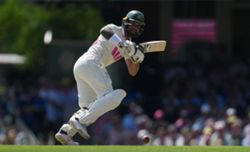 Cricket-Australia drop Weatherald for second Bangladesh test, bring in Renshaw