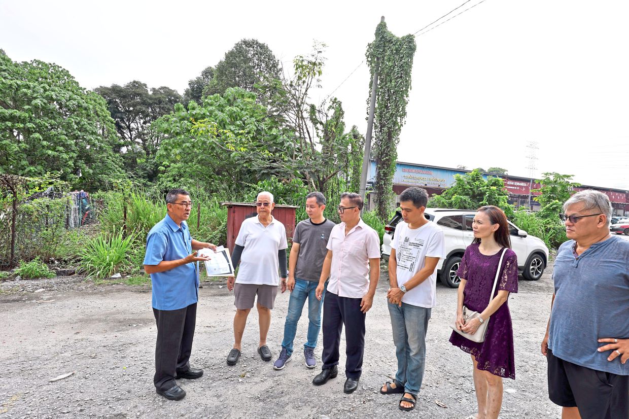 Yee (left) speaking with residents about their proposal to convert Lot 67729 into a public recreational park.