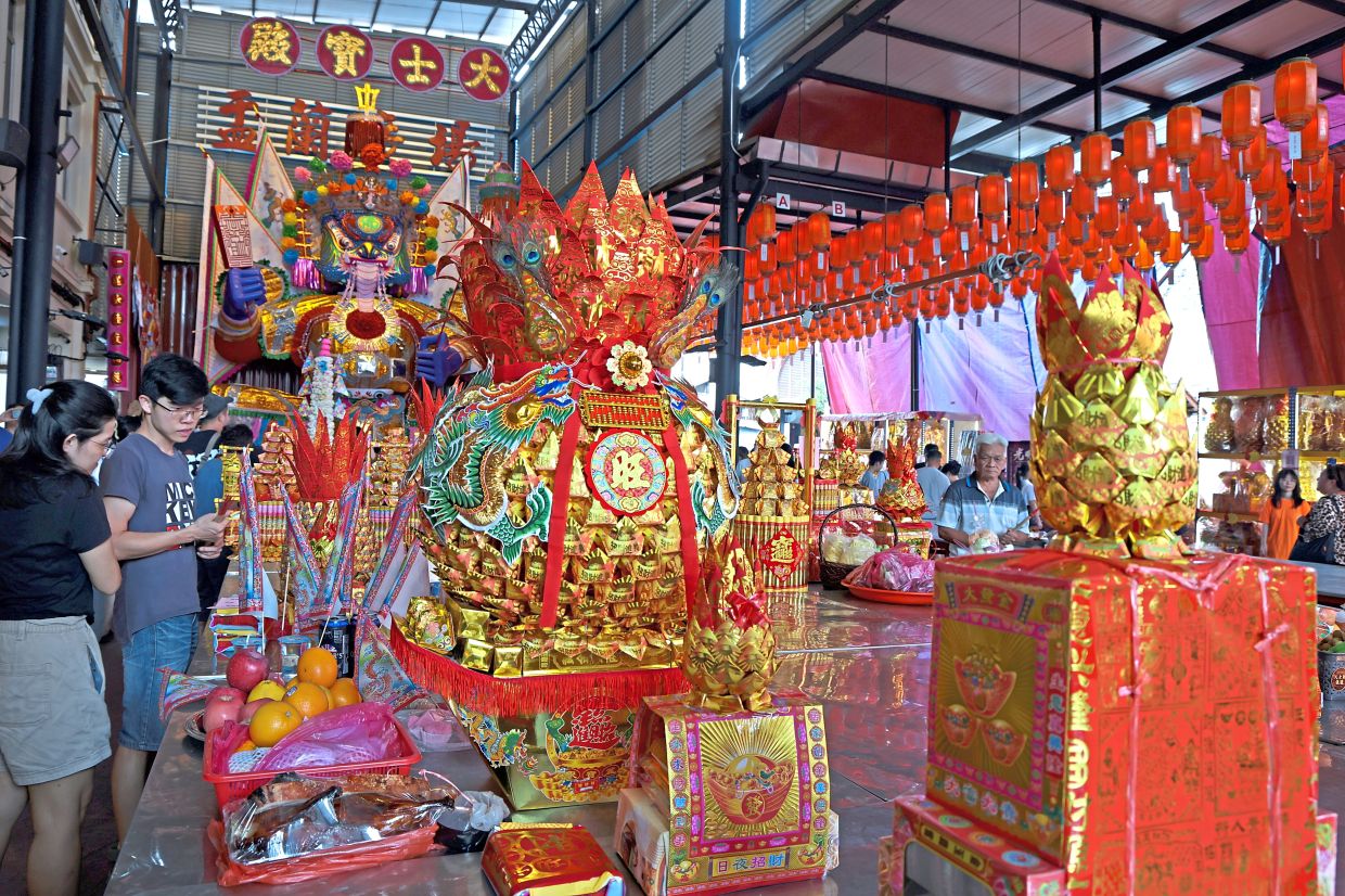 Devotees offering prayers in front of the King Of Hades effigy during the Hungry Ghost Festival at Pertubuhan Perayaan Yu Lan in Jalan Pasar, Bukit Mertajam.