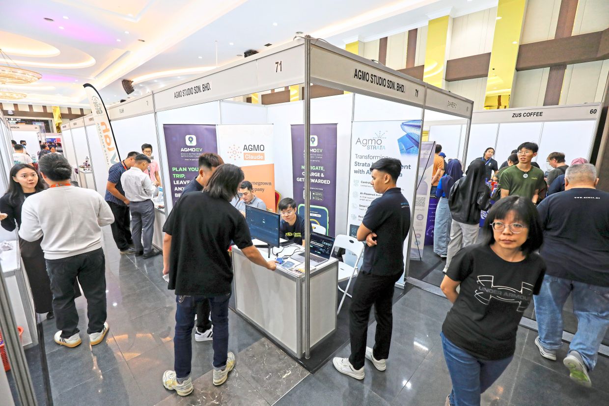 The event featured 100 booths showcasing emerging technologies and digital startups, drawing some 2,000 visitors.